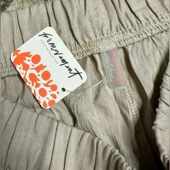 NWT Free People Movement Let's Go Out shorts khaki size medium - Picture 5 of 6